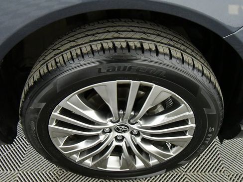 Used 2023 Toyota Venza XLE image 17