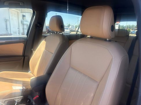 Used 2023 Volkswagen Tiguan SE AWD/4WD image 3