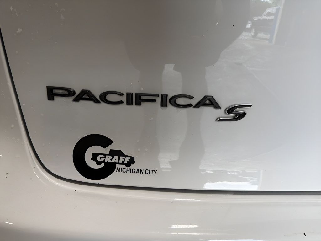 Used 2025 Chrysler Pacifica Limited FWD image 32