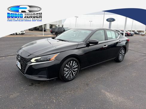 Used 2025 Nissan Altima 2.5 SV FWD image 1