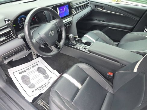 Used 2025 Toyota Camry SE FWD image 11
