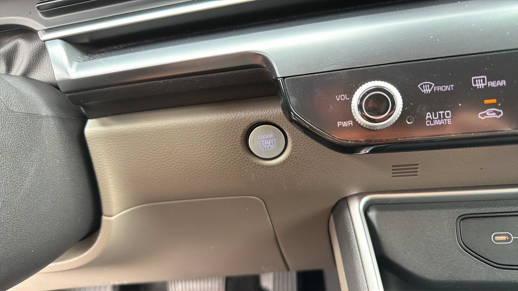 Used 2025 Kia Carnival FWD image 26