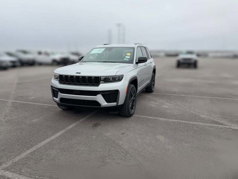 New 2026 Jeep Grand Cherokee Altitude image 3