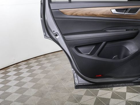 Used 2025 Volkswagen Atlas SE image 37