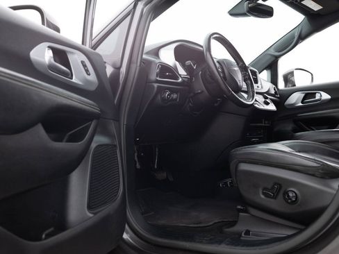Used 2020 Chrysler Pacifica Touring-L Plus w/ S Appearance Package FWD image 24