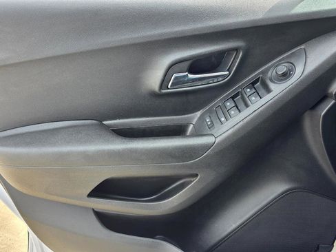 Used 2020 Chevrolet Trax LS w/ Fleet Convenience Package AWD/4WD image 10