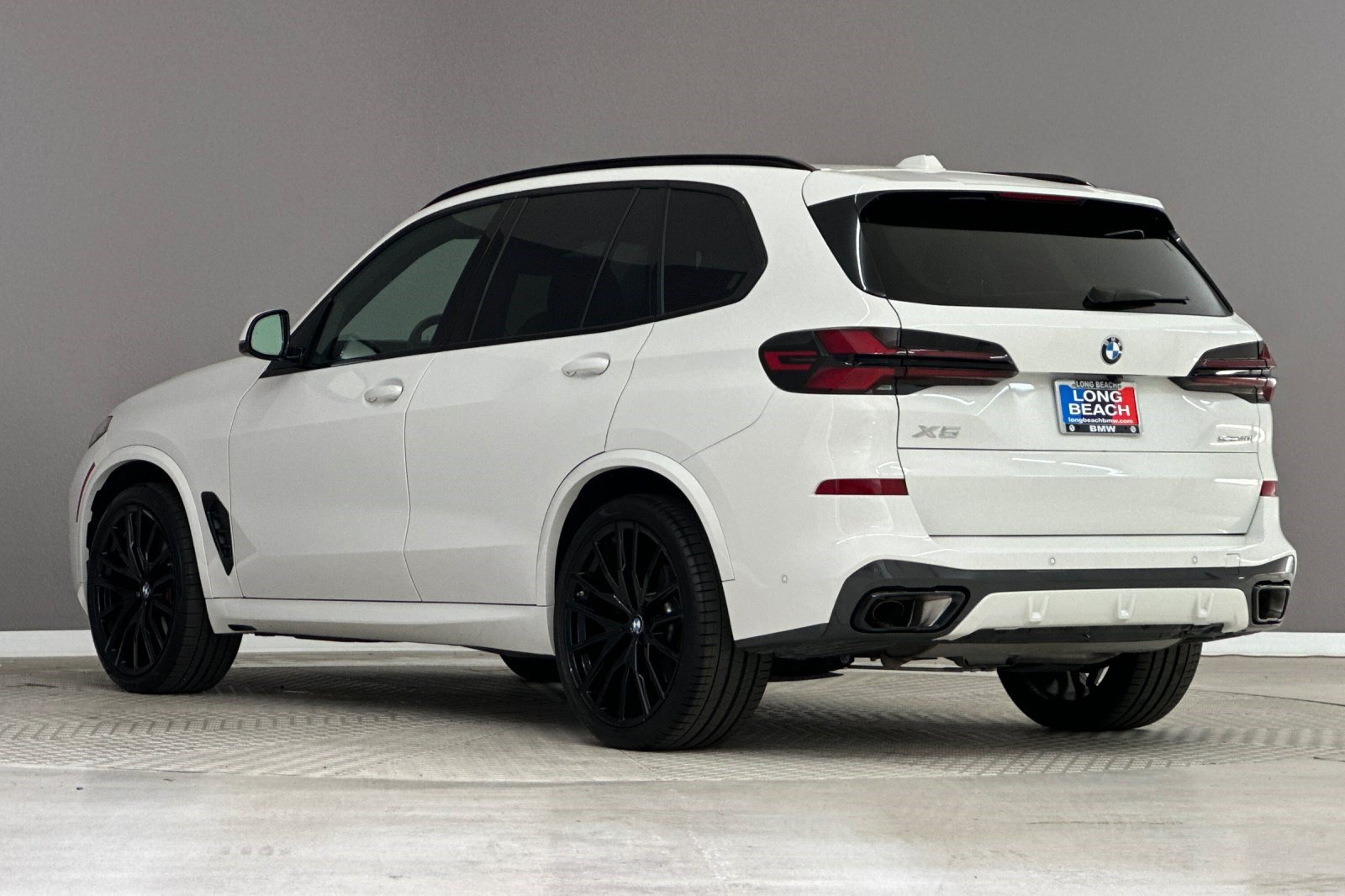 Used 2024 BMW X5 sDrive40i w/ M Sport Package RWD image 3