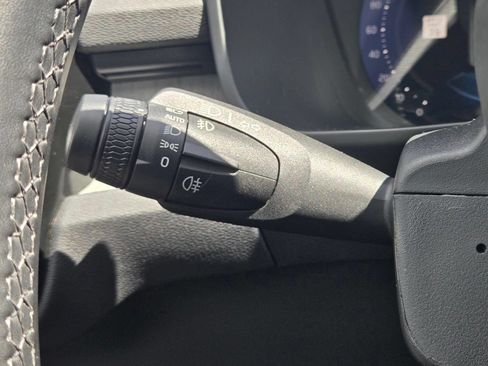 Certified 2025 Volvo XC40 B5 Plus AWD/4WD image 28