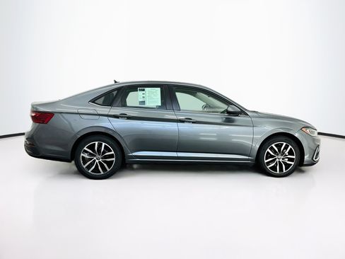 Used 2025 Volkswagen Jetta SE FWD image 10
