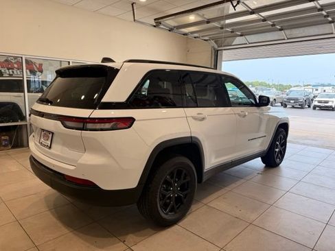 Used 2025 Jeep Grand Cherokee Altitude AWD/4WD image 8