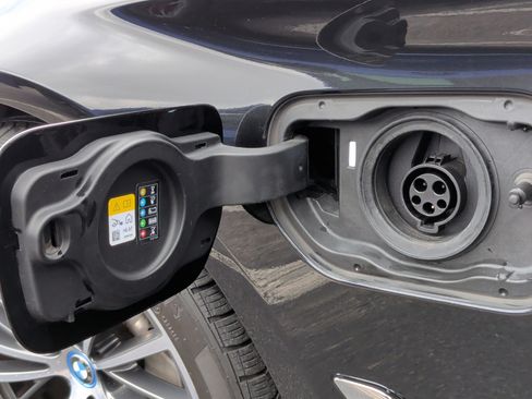 Certified 2023 BMW 530e w/ Premium Package image 12