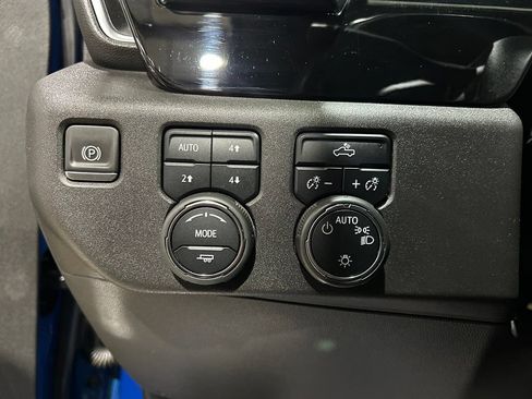 Used 2022 Chevrolet Silverado 1500 LT w/ Z71 Off-Road Package AWD/4WD image 18