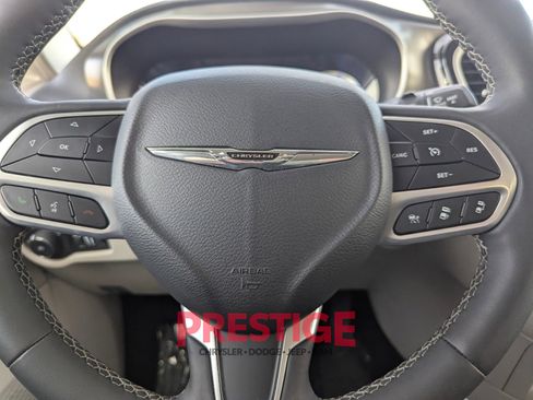 Used 2024 Chrysler Pacifica Select image 16