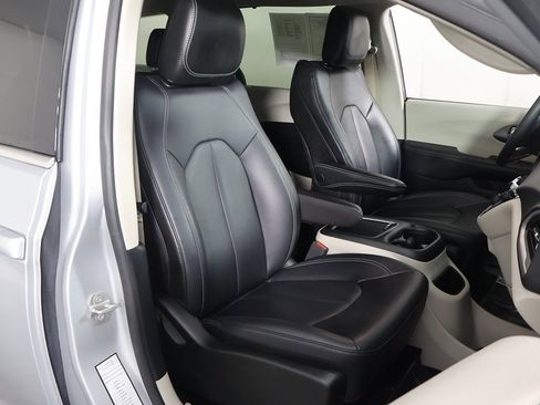 Used 2024 Chrysler Pacifica Touring-L image 29