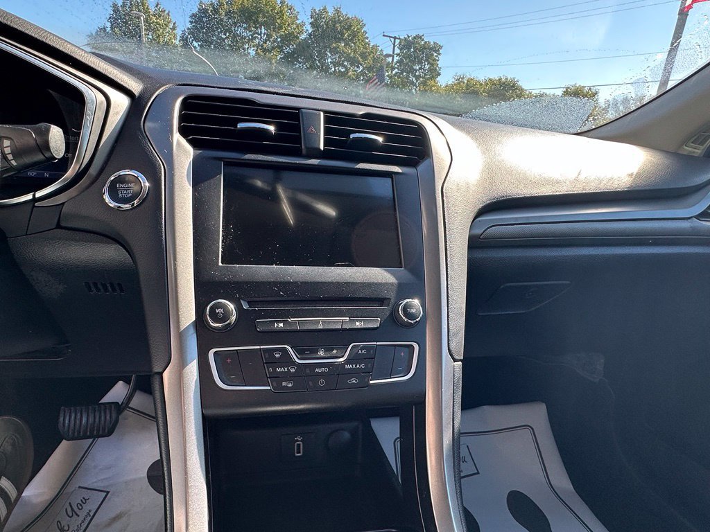 Used 2017 Ford Fusion SE w/ Fusion SE Technology Package FWD image 15