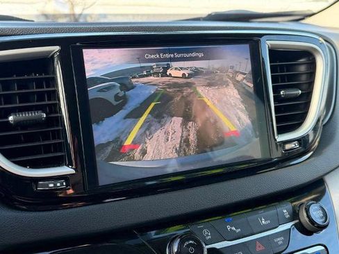 Used 2024 Chrysler Pacifica Touring-L FWD image 5