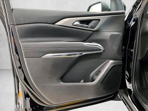 Used 2025 Chevrolet Traverse LT FWD image 18
