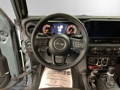 Used 2025 Jeep Gladiator Mojave w/ Convenience Group image 12