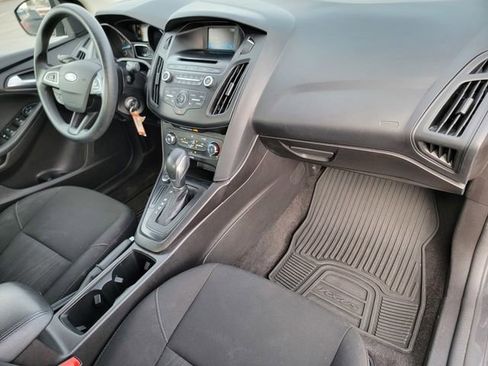 Certified 2017 Ford Focus SE FWD image 25