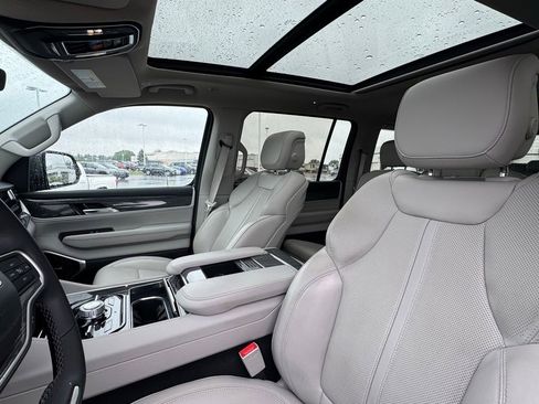 Used 2022 Jeep Wagoneer Series III w/ Premium Group I AWD/4WD image 12