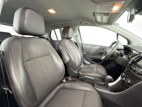 Used 2022 Chevrolet Trax LT w/ LT Convenience Package image 35