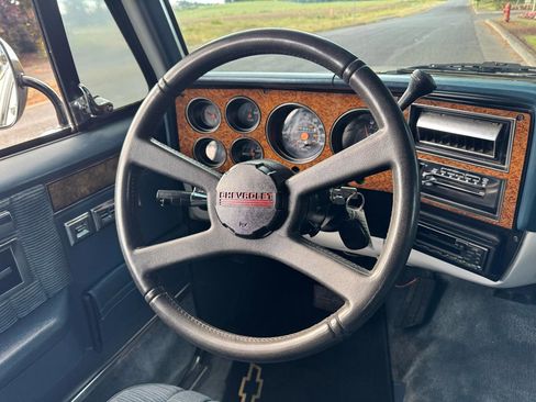 Used 1990 Chevrolet Suburban 2WD image 21