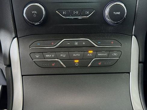 Used 2019 Ford Edge SEL w/ Equipment Group 201A AWD/4WD image 16