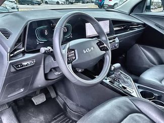 Used 2023 Kia Niro SX video 2