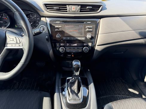 Used 2017 Nissan Rogue SV w/ Midnight Edition Package image 12