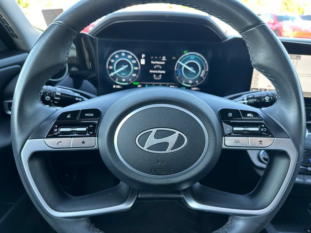 Used 2025 Hyundai Elantra Limited FWD image 28