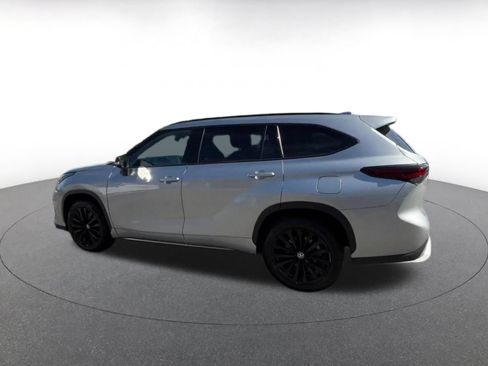 Used 2025 Toyota Highlander XSE AWD/4WD image 10