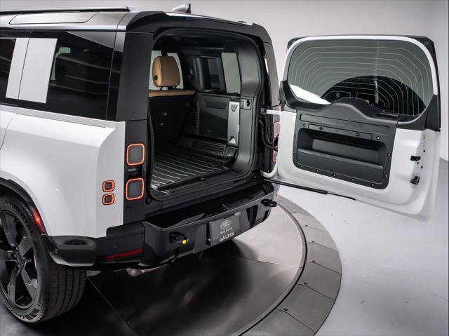 New 2026 Land Rover Defender 110 X-Dynamic SE AWD/4WD image 32
