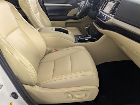 Used 2019 Toyota Highlander XLE image 32