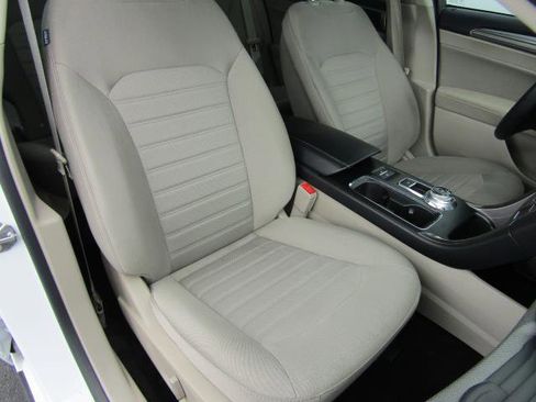 Used 2019 Ford Fusion SE FWD image 10