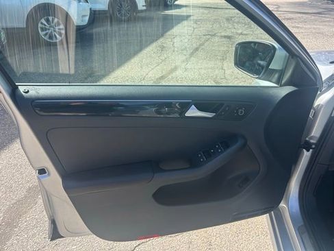Used 2016 Volkswagen Jetta SEL FWD image 12
