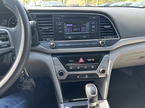 Used 2018 Hyundai Elantra SE FWD image 19