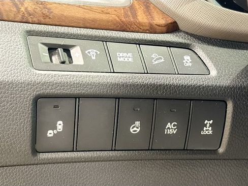 Used 2018 Hyundai Santa Fe AWD image 11