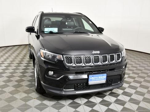 Used 2024 Jeep Compass Latitude AWD/4WD image 3