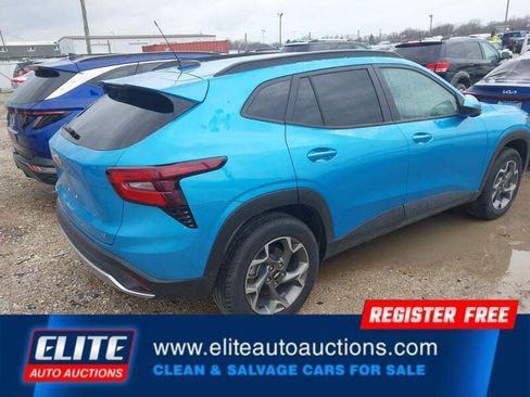 Used 2025 Chevrolet Trax LT w/ LT Convenience Package FWD image 8