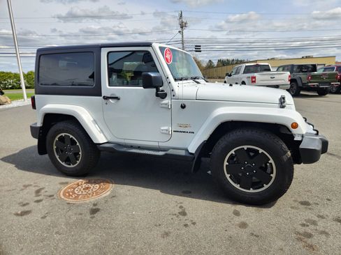 Used 2015 Jeep Wrangler Sahara w/ Dual Top Group AWD/4WD image 20
