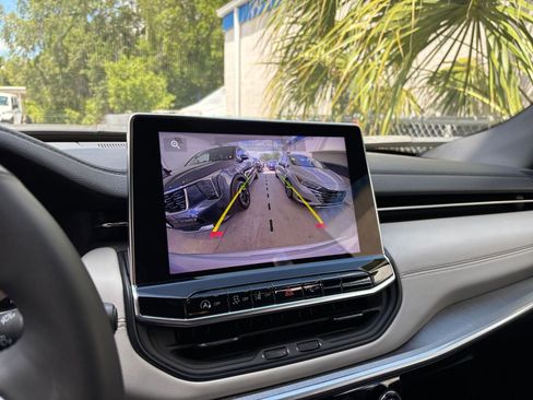 Used 2025 Jeep Compass Limited image 24