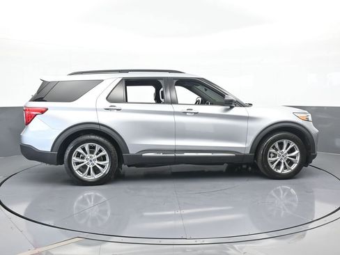 Used 2022 Ford Explorer XLT w/ Equipment Group 202A image 7