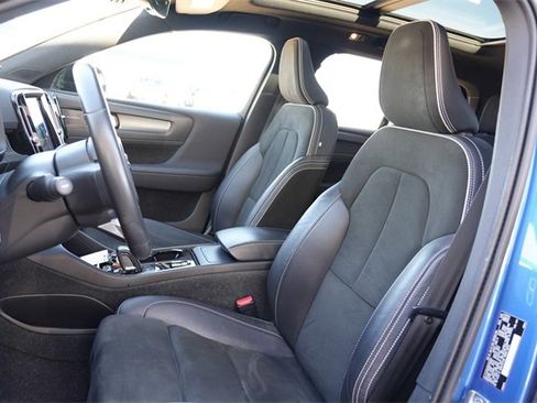 Used 2021 Volvo XC40 T5 R-Design image 18