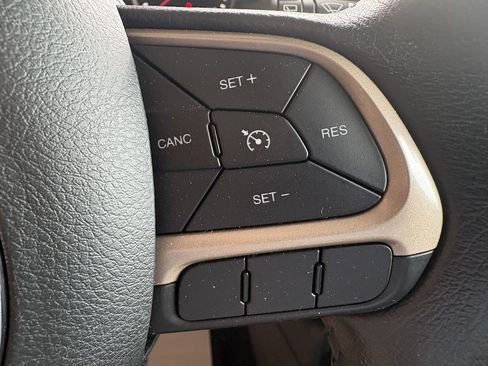 Used 2017 Jeep Renegade Latitude AWD/4WD image 12