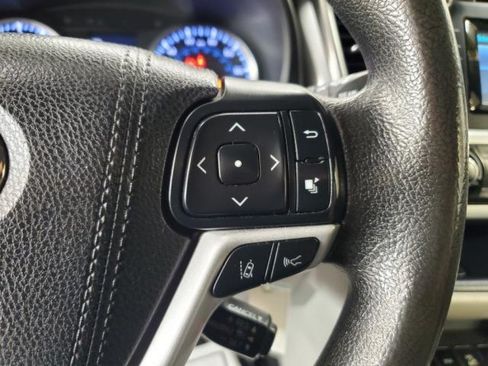 Used 2017 Toyota Highlander LE w/ Carpet Mat Package AWD/4WD image 19