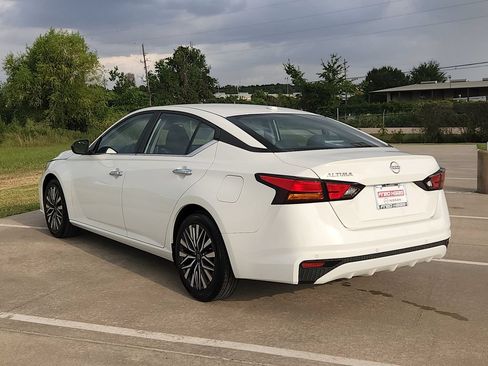 Used 2025 Nissan Altima 2.5 SV FWD image 7