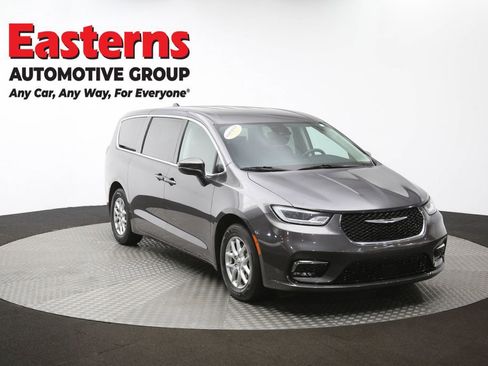 Used 2023 Chrysler Pacifica Touring-L image 51