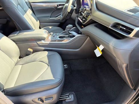 New 2026 Toyota Highlander Limited AWD/4WD image 11