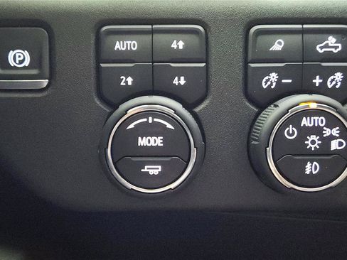 Used 2024 Chevrolet Silverado 1500 High Country w/ Technology Package AWD/4WD image 28