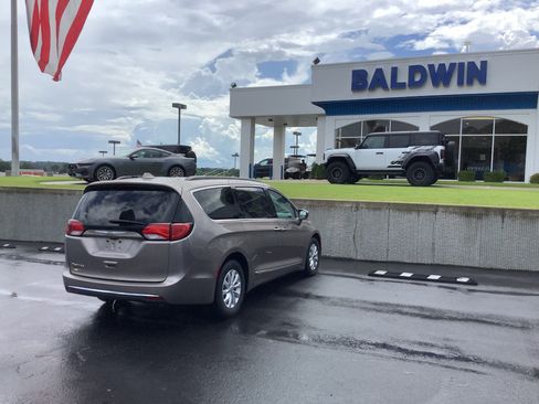 Used 2017 Chrysler Pacifica Touring-L FWD image 7